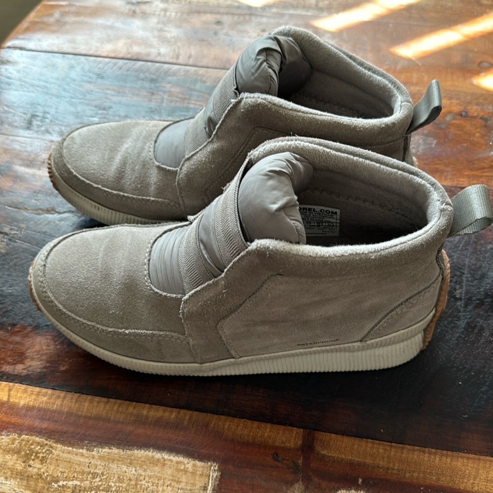 Gray waterproof pull on boots size 7.5